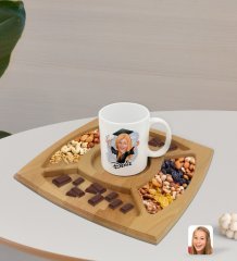 Kişiye Özel Kadın Mezun Karikatürlü Beyaz Kupa ve Doğal Masif Ahşap 4 Bölmeli Sunum Tabağı Çerezlik Hediye Seti-1