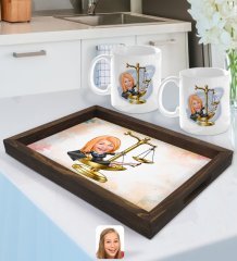Kişiye Özel Kadın Avukat Karikatürlü Doğal Ahşap Tepsi ve 2’li Kupa Bardak Seti-4