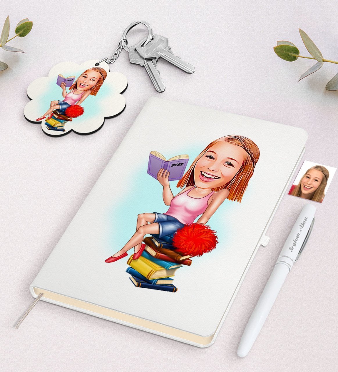 Kişiye Özel Kadın Öğrenci Karikatürlü Beyaz Defter Kalem ve Anahtarlık Hediye Seti