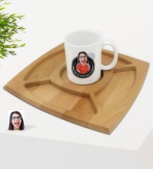 Kişiye Özel Kadın Nihayetinde Karikatürlü Beyaz Kupa ve Doğal Masif Ahşap 4 Bölmeli Sunum Tabağı Çerezlik Hediye Seti-3