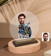Kişiye Özel Erkek Motorcu Karikatürlü Yuvarlak Ahşap Standlı Biblo-2
