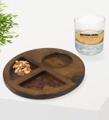 Kişiye Özel Alcohol Company Tasarımlı Viski Bardağı ve Doğal Masif Ahşap Ceviz Yuvarlak Sunum Tabağı Çerezlik Hediye Seti