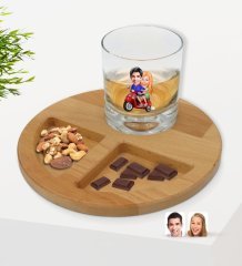 Kişiye Özel Sevgililer Karikatürlü Viski Bardağı ve Doğal Masif Ahşap Yuvarlak Sunum Tabağı Çerezlik Hediye Seti-10