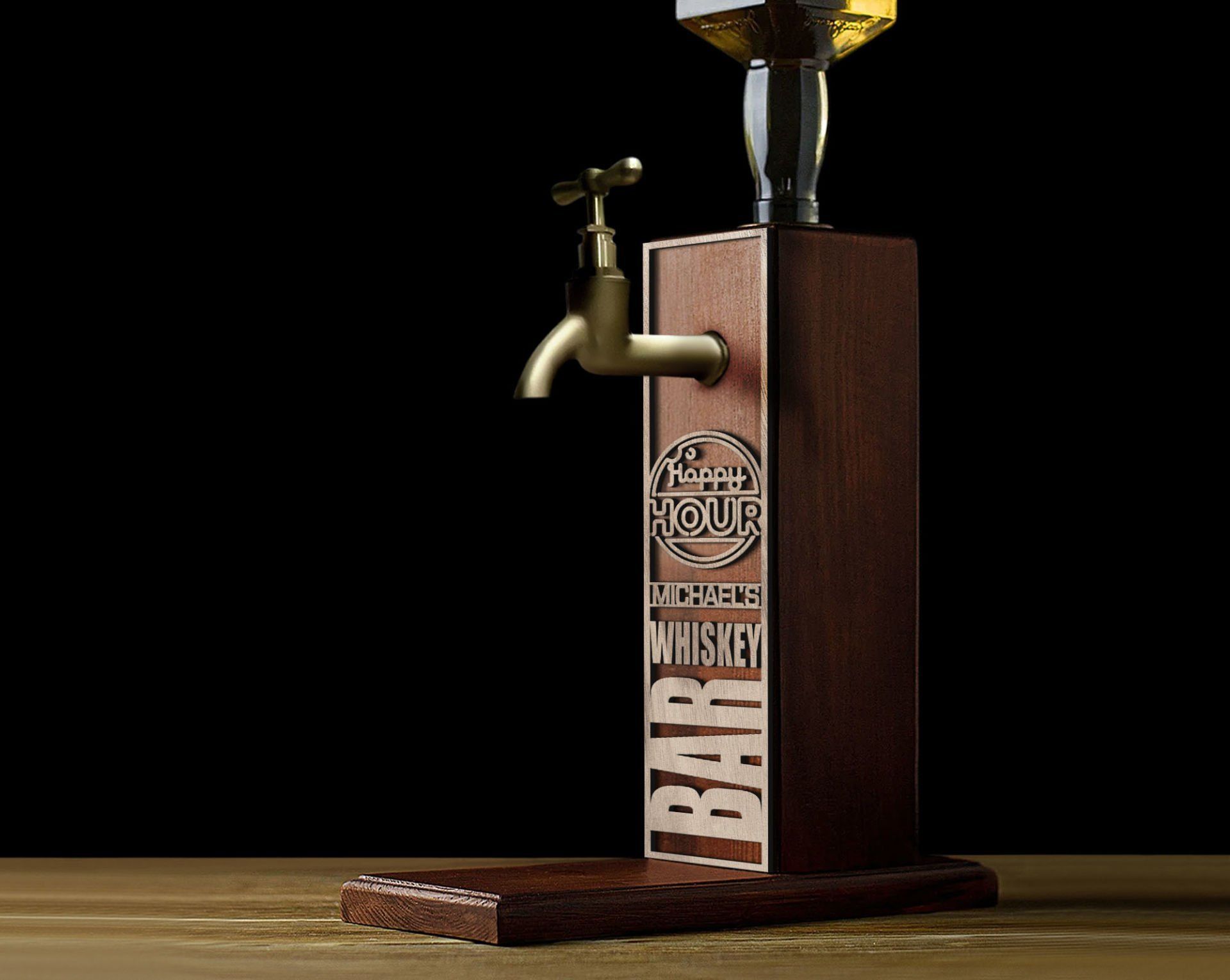 BK Gift Kişiye Özel Kabartma İsimli Musluklu Ahşap Viski Standı-24 Viski Çeşmesi, Doğum Günü Hediyesi, İçki Dispenseri