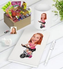 Kişiye Özel Bayan Fitness Sporcusu Karikatürlü Nostaljik Lezzetler Defter Kalem Kupa Hediye Seti
