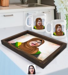 Kişiye Özel Kadın Arapça Öğretmeni Karikatürlü Doğal Ahşap Tepsi ve 2’li Kupa Bardak Seti-3