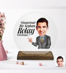 Kişiye Özel Erkek Kolay Yetişmiyor Karikatürlü Yuvarlak Ahşap Standlı Biblo-2