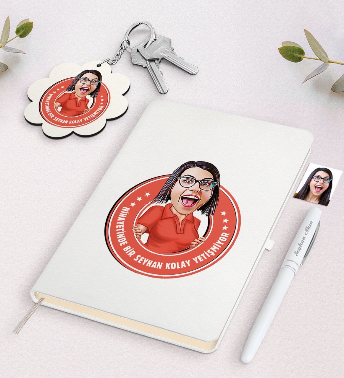 Kişiye Özel Kadın Kolay Yetişmiyor Karikatürlü Beyaz Defter Kalem ve Anahtarlık Hediye Seti-3