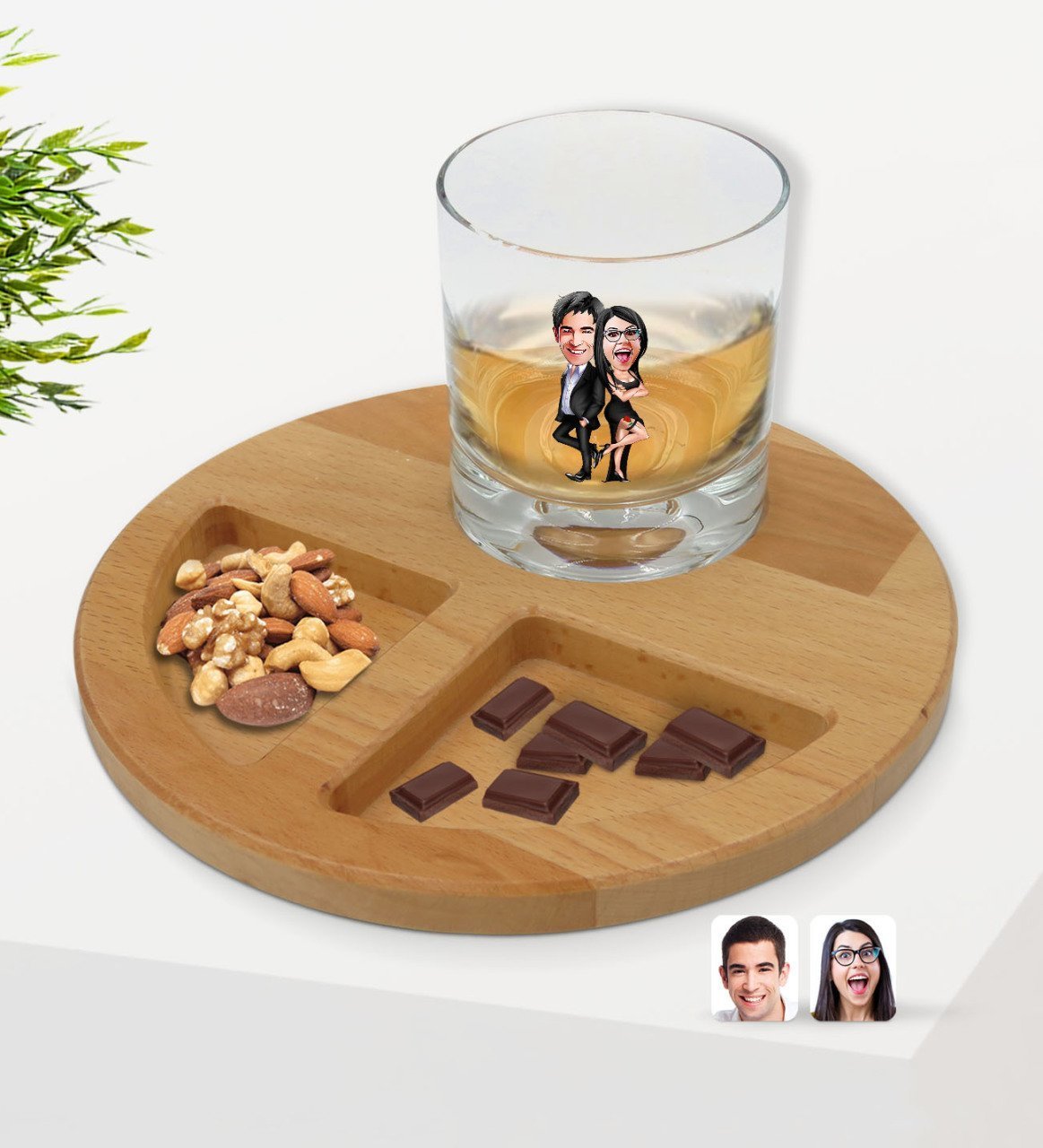 Kişiye Özel Sevgililer Karikatürlü Viski Bardağı ve Doğal Masif Ahşap Yuvarlak Sunum Tabağı Çerezlik Hediye Seti-6