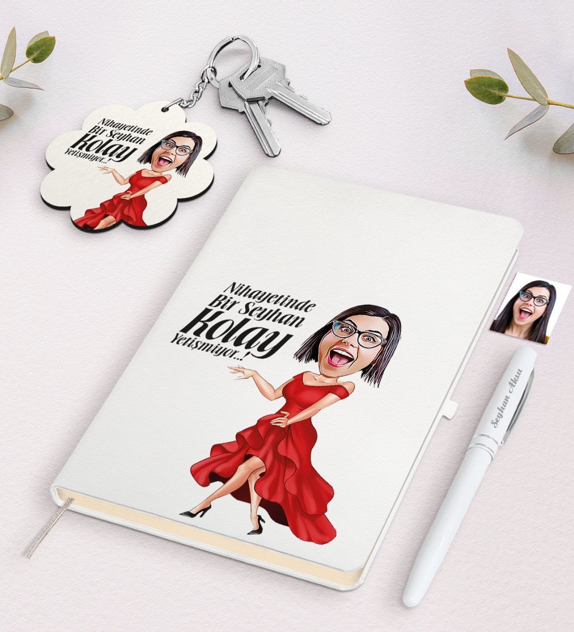 Kişiye Özel Kadın Kolay Yetişmiyor Karikatürlü Beyaz Defter Kalem ve Anahtarlık Hediye Seti-1