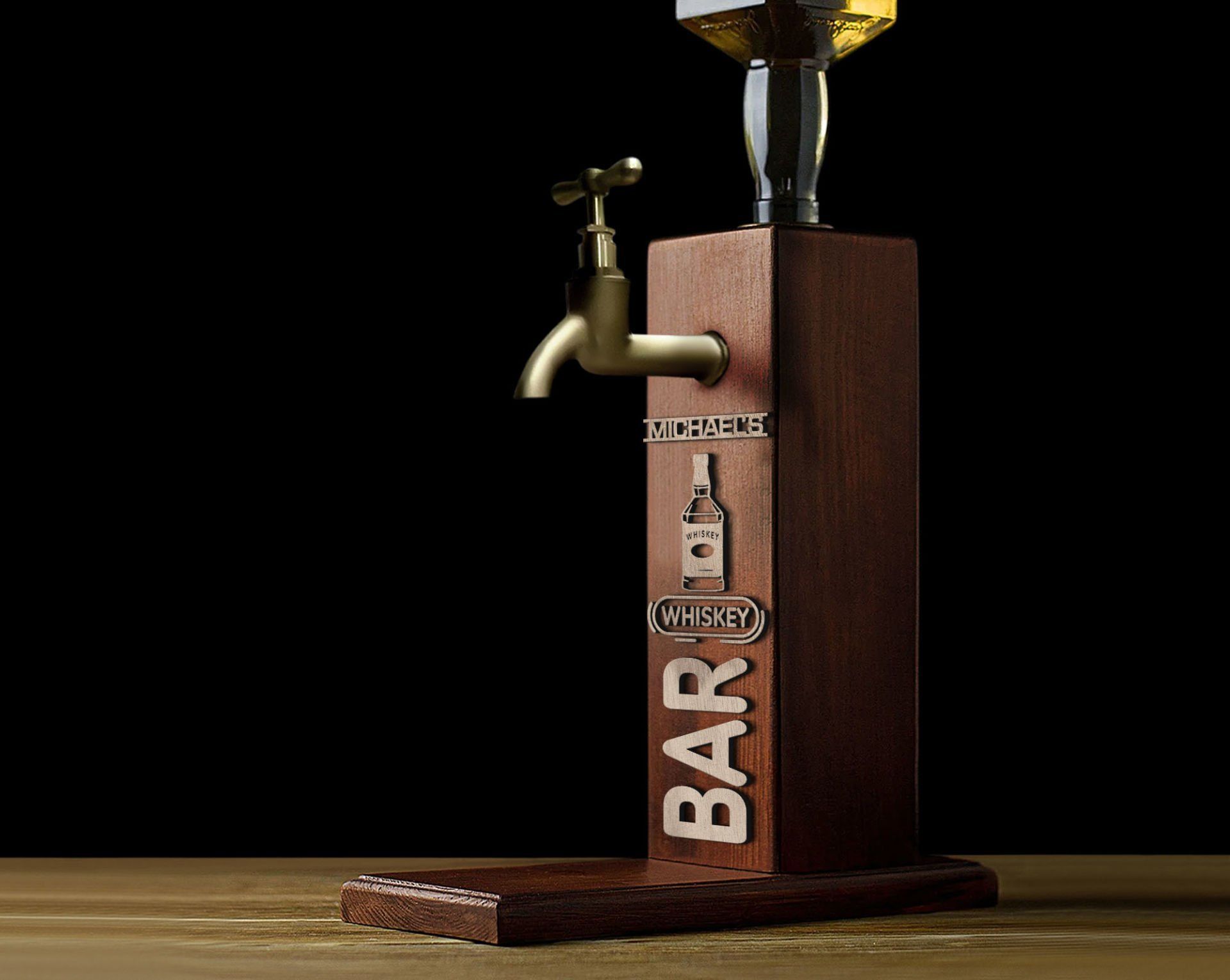 BK Gift Kişiye Özel Kabartma İsimli Musluklu Ahşap Viski Standı-19 Viski Çeşmesi, Doğum Günü Hediyesi, İçki Dispenseri