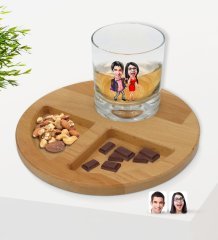 Kişiye Özel Sevgililer Karikatürlü Viski Bardağı ve Doğal Masif Ahşap Yuvarlak Sunum Tabağı Çerezlik Hediye Seti-4