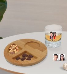Kişiye Özel Sevgililer Karikatürlü Viski Bardağı ve Doğal Masif Ahşap Yuvarlak Sunum Tabağı Çerezlik Hediye Seti-4