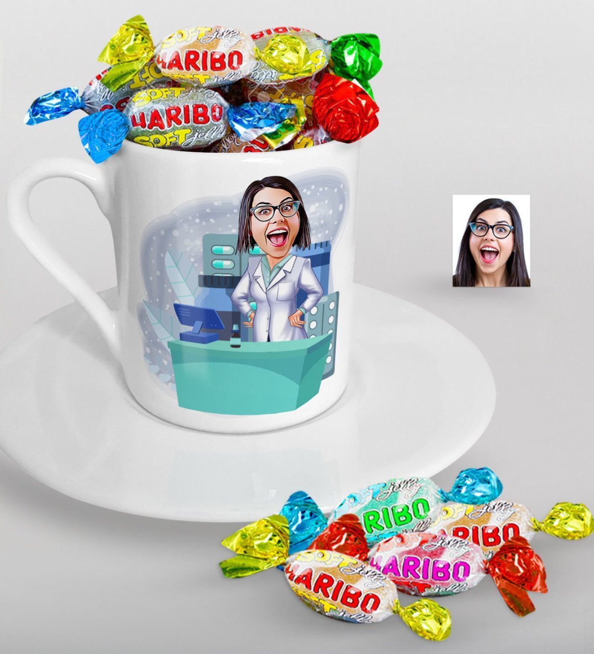 Kişiye Özel Bayan Eczacı Karikatürlü Türk Kahvesi Fincanı ve Haribo Şeker Hediye Seti-4