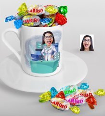 Kişiye Özel Bayan Eczacı Karikatürlü Türk Kahvesi Fincanı ve Haribo Şeker Hediye Seti-4