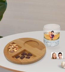 Kişiye Özel Sevgililer Karikatürlü Viski Bardağı ve Doğal Masif Ahşap Yuvarlak Sunum Tabağı Çerezlik Hediye Seti-2