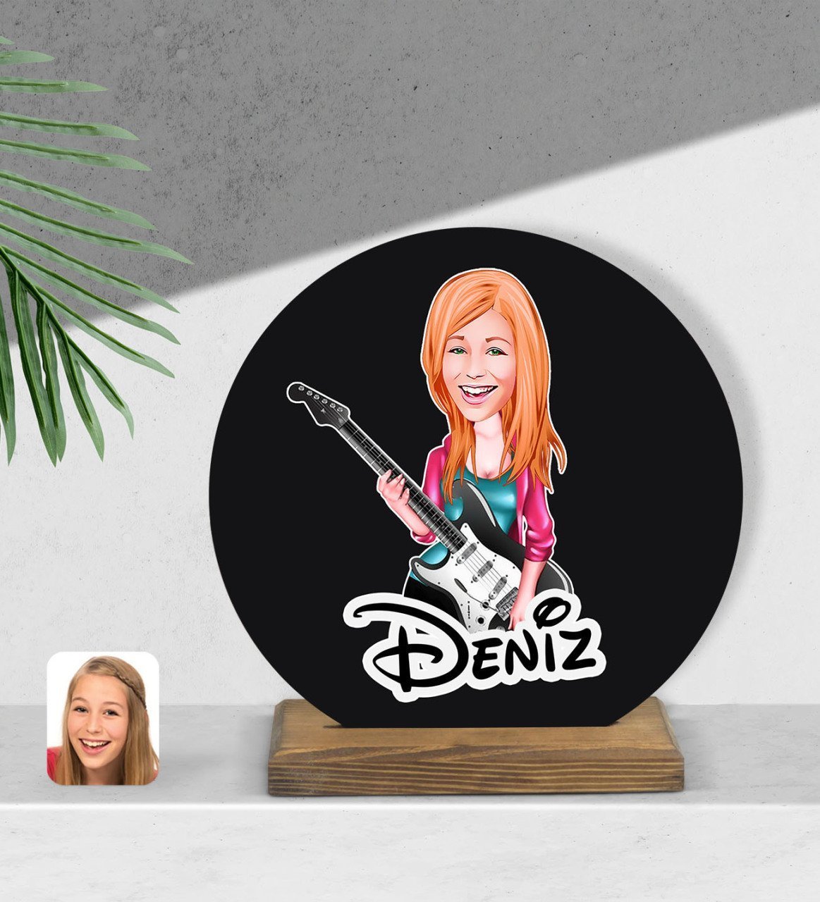 Kişiye Özel Kadın Gitarist Karikatürlü Yuvarlak Ahşap Biblo-1