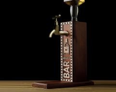 BK Gift Kişiye Özel Kabartma İsimli Musluklu Ahşap Viski Standı-14 Viski Çeşmesi, Doğum Günü Hediyesi, İçki Dispenseri