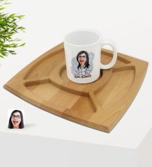 Kişiye Özel Kadın Doktor Karikatürlü Beyaz Kupa ve Doğal Masif Ahşap 4 Bölmeli Sunum Tabağı Çerezlik Hediye Seti-1