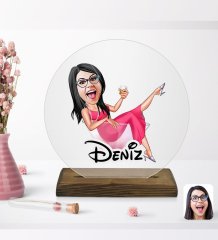 Kişiye Özel Kadın Patroniçe Karikatürlü Yuvarlak Ahşap Standlı Biblo-1