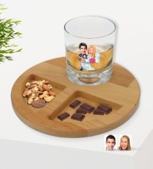 Kişiye Özel Evleniyoruz Karikatürlü Viski Bardağı ve Doğal Masif Ahşap Yuvarlak Sunum Tabağı Çerezlik Hediye Seti-9