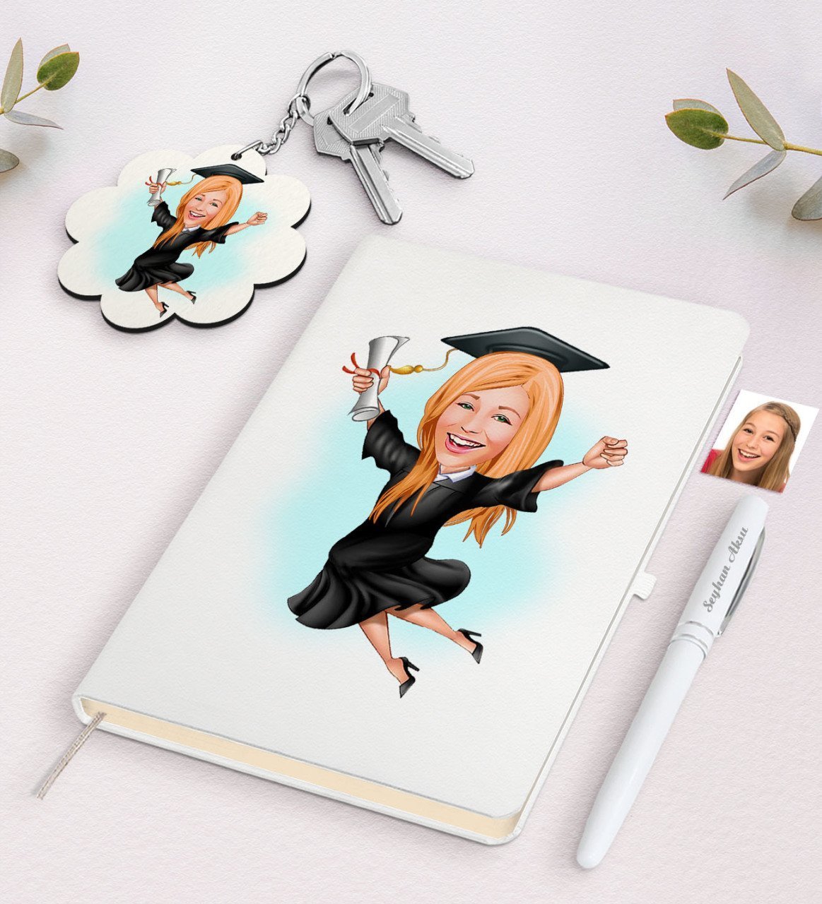 Kişiye Özel Kadın Mezun Karikatürlü Beyaz Defter Kalem ve Anahtarlık Hediye Seti