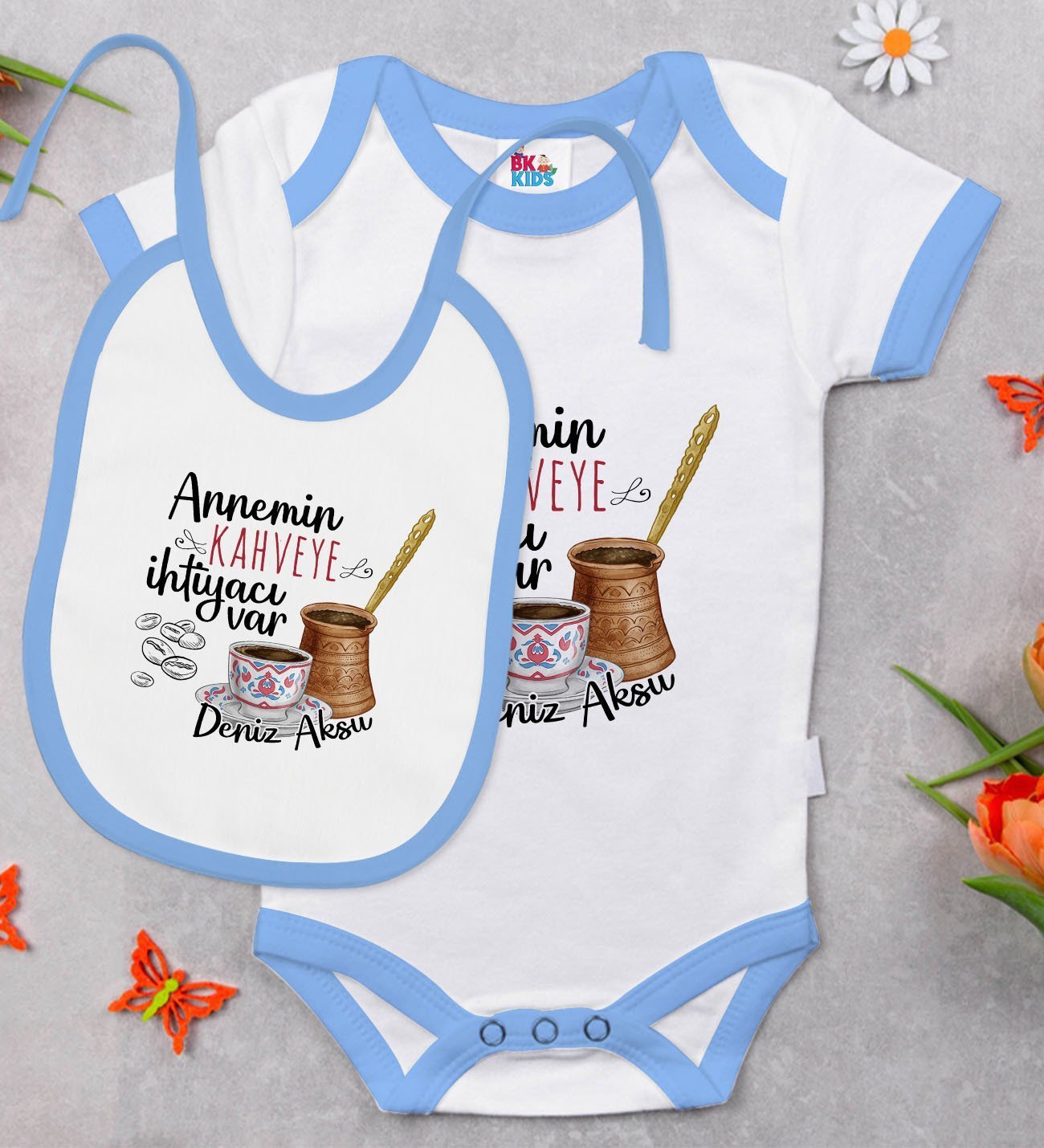 BK Kids Kişiye Özel Annemin Kahveye İhtiyacı Var Tasarımlı Mavi Bebek Body Zıbın ve Mama Önlüğü Hediye Seti