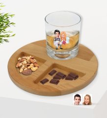 Kişiye Özel Evleniyoruz Karikatürlü Viski Bardağı ve Doğal Masif Ahşap Yuvarlak Sunum Tabağı Çerezlik Hediye Seti-7