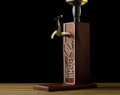 BK Gift Kişiye Özel Kabartma İsimli Musluklu Ahşap Viski Standı-10 Viski Çeşmesi, Doğum Günü Hediyesi, İçki Dispenseri