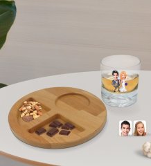 Kişiye Özel Evleniyoruz Karikatürlü Viski Bardağı ve Doğal Masif Ahşap Yuvarlak Sunum Tabağı Çerezlik Hediye Seti-6