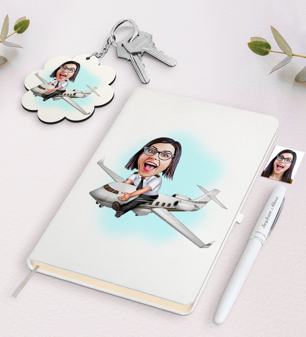 Kişiye Özel Kadın Kaptan Pilot Karikatürlü Beyaz Defter Kalem ve Anahtarlık Hediye Seti