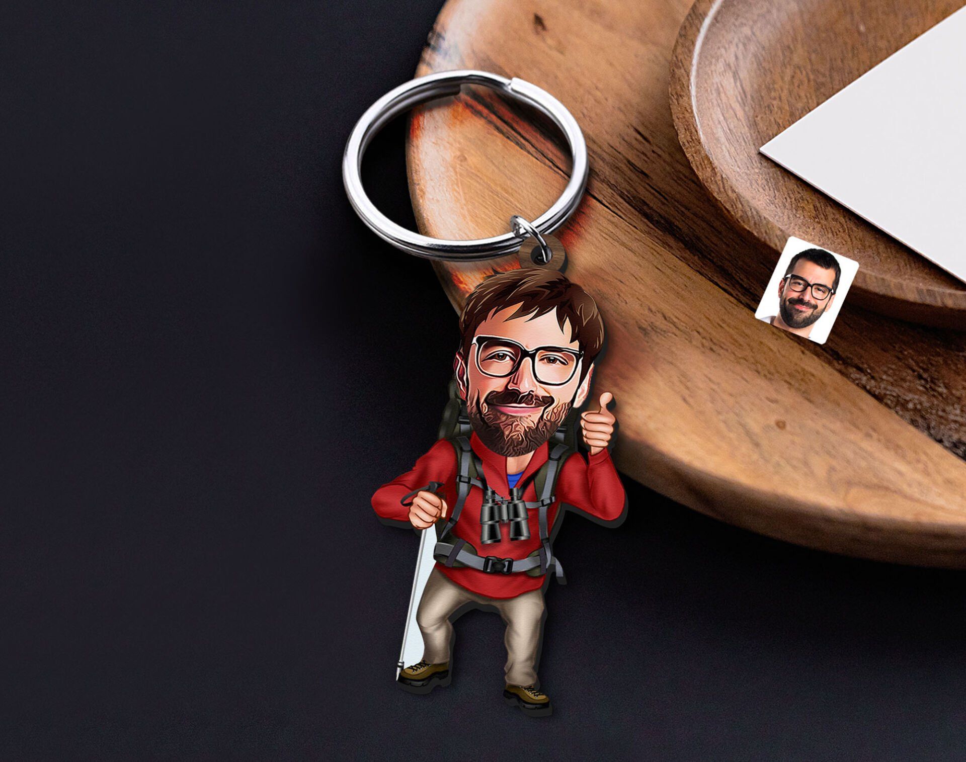 BK Gift Kişiye Özel Gezgin Karikatürlü Ahşap Anahtarlık-1 Sevgiliye Hediye, Arkadaşa Hediye, Doğum Günü Hediyesi