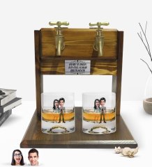 Kişiye Özel Renkli Baskılı Sevgililer Karikatürlü İkili Viski Bardağı ve Çift Musluklu Doğal Ahşap Viski Standı-81