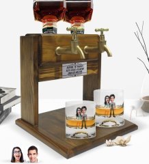 Kişiye Özel Renkli Baskılı Sevgililer Karikatürlü İkili Viski Bardağı ve Çift Musluklu Doğal Ahşap Viski Standı-81