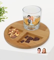 Kişiye Özel Evleniyoruz Karikatürlü Viski Bardağı ve Doğal Masif Ahşap Yuvarlak Sunum Tabağı Çerezlik Hediye Seti-5
