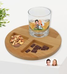 Kişiye Özel Evleniyoruz Karikatürlü Viski Bardağı ve Doğal Masif Ahşap Yuvarlak Sunum Tabağı Çerezlik Hediye Seti-3