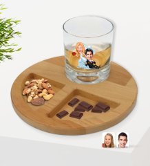 Kişiye Özel Evleniyoruz Karikatürlü Viski Bardağı ve Doğal Masif Ahşap Yuvarlak Sunum Tabağı Çerezlik Hediye Seti-2