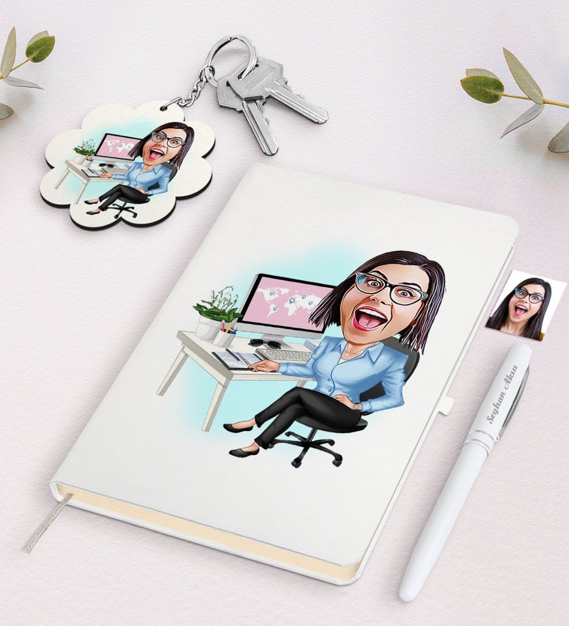 Kişiye Özel Kadın Genel Müdür Karikatürlü Beyaz Defter Kalem ve Anahtarlık Hediye Seti