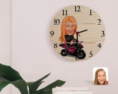 Kişiye Özel Kadın Motorcu Karikatürlü Otantik Ahşap Palet Saat-1