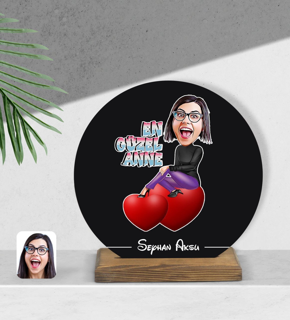 Kişiye Özel En Güzel Anne Karikatürlü Yuvarlak Ahşap Biblo-1