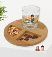 Kişiye Özel Evleniyoruz Karikatürlü Viski Bardağı ve Doğal Masif Ahşap Yuvarlak Sunum Tabağı Çerezlik Hediye Seti-1
