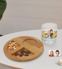 Kişiye Özel Evleniyoruz Karikatürlü Viski Bardağı ve Doğal Masif Ahşap Yuvarlak Sunum Tabağı Çerezlik Hediye Seti-1