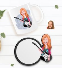 Kişiye Özel Kadın Gitarist Karikatürlü Beyaz Kupa ve Ahşap Bardak Altlığı Hediye Seti-1