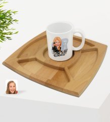 Kişiye Özel Kadın Asistan Karikatürlü Beyaz Kupa ve Doğal Masif Ahşap 4 Bölmeli Sunum Tabağı Çerezlik Hediye Seti-1