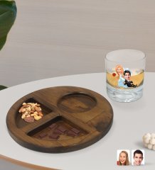 Kişiye Özel Evleniyoruz Karikatürlü Viski Bardağı ve Doğal Masif Ahşap Ceviz Yuvarlak Sunum Tabağı Çerezlik Hediye Seti-2