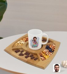 Kişiye Özel Erkek Karikatürlü Beyaz Kupa ve Doğal Masif Ahşap 4 Bölmeli Sunum Tabağı Çerezlik Hediye Seti-2