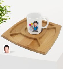 Kişiye Özel Erkek Karikatürlü Beyaz Kupa ve Doğal Masif Ahşap 4 Bölmeli Sunum Tabağı Çerezlik Hediye Seti-1