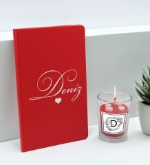BK Gift Kişiye Özel İsimli Kırmızı Defter ve Cam Bardakta Kalp Figürlü Kokulu Mum Hediye Seti-1, Sevgiliye Hediye, Arkadaşa Hediye