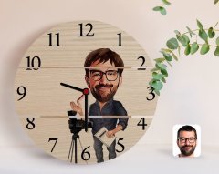 Kişiye Özel Erkek Yönetmen Karikatürlü Otantik Ahşap Palet Saat-1