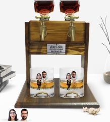 Kişiye Özel Renkli Baskılı Sevgililer Karikatürlü İkili Viski Bardağı ve Çift Musluklu Doğal Ahşap Viski Standı-16
